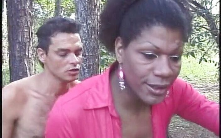 Shemale videos: 흑형 대물 에게 따먹히는 늙은 흑인 창녀