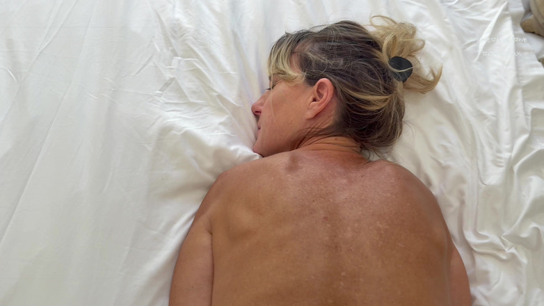 InternalDrive: うつ伏せのアナル崇拝、大きなペニスが彼女のセクシーなお尻に埋まっている。パート2