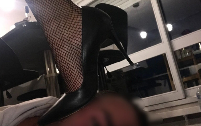 French femdom: Perverse Perancis menghancurkan tangan submisif dan kepalanya dengan kasut tumit...