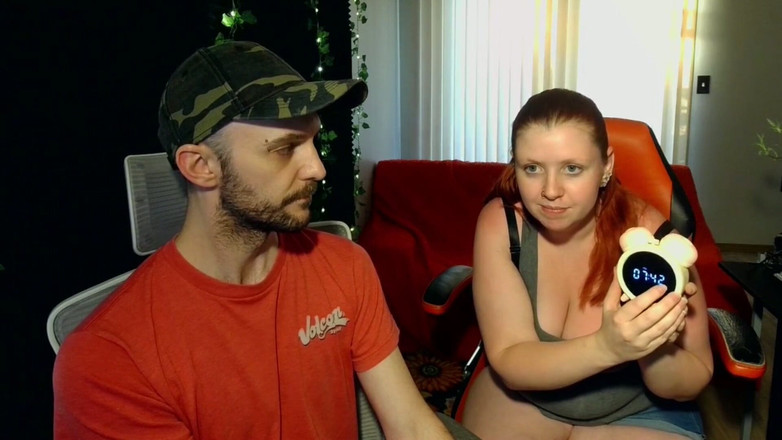 Sin Spice by Sophia Sinclair and Jasper Spice: BeyOurLover Часы тревоги, клиторососка и вибратор, распаковывание и мастурбация