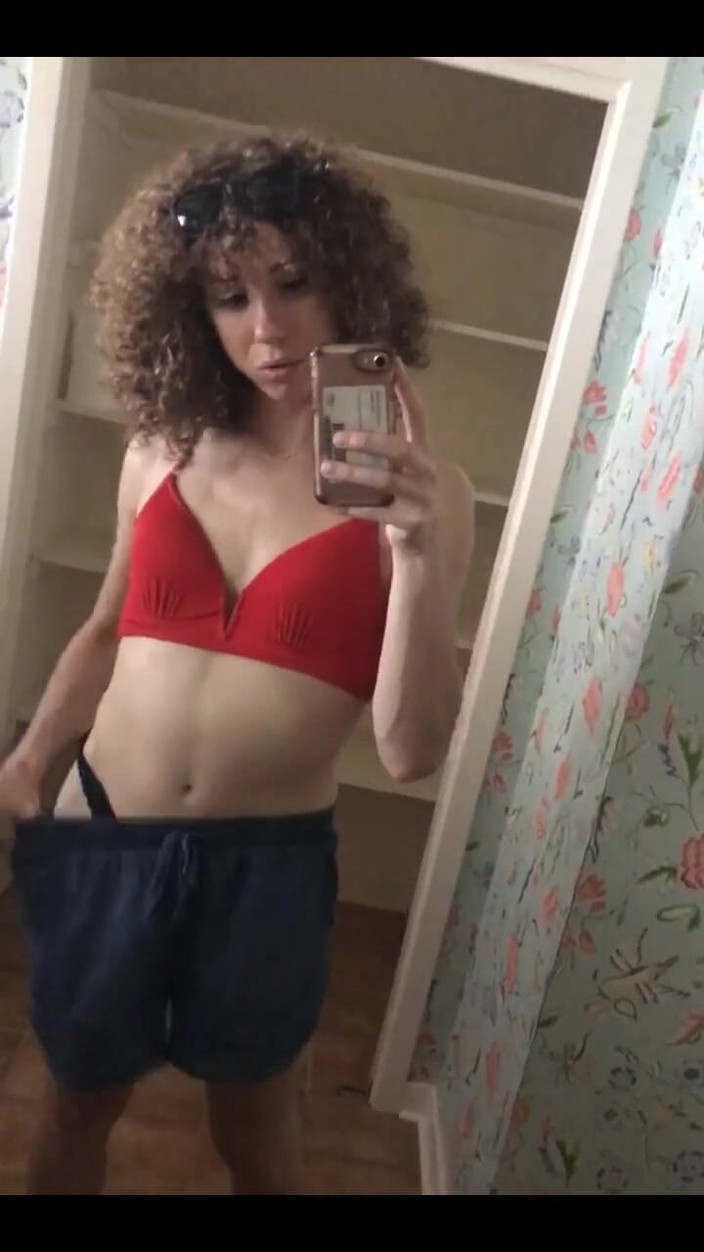 Tia Tizzianni Productions: Gölde yaramazlık yapıyor