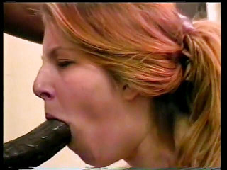 First Black Sexperience: Emerald uwielbia smakować czarnego kutasa