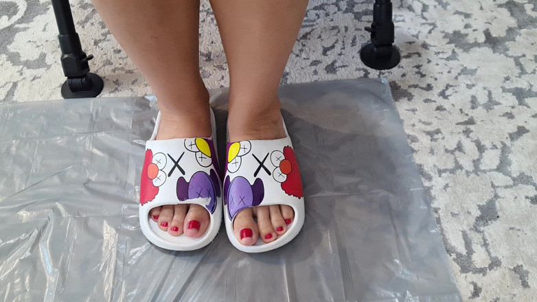 Adele Amber: СЛИНА НА НОГАХ