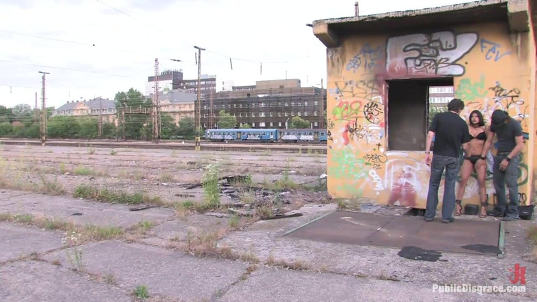 Public Disgrace by Kink: Yoha: Wszystkie naturalne latynoskie laski zdominowane i używane w miejscach...