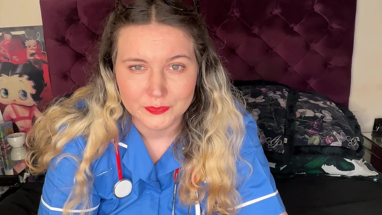 MissFFW: Enfermera Ffw soplando su nariz y finalmente recibe un estornudo