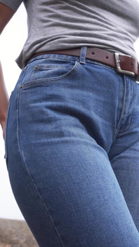 MILF Teasing Her Big Cameltoe in Blue Jeans Outdoors