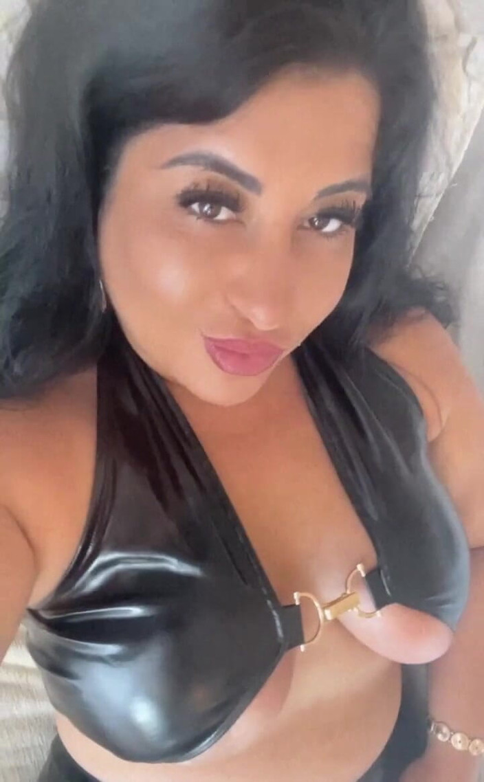 LadyAyse5: Hello Slaves