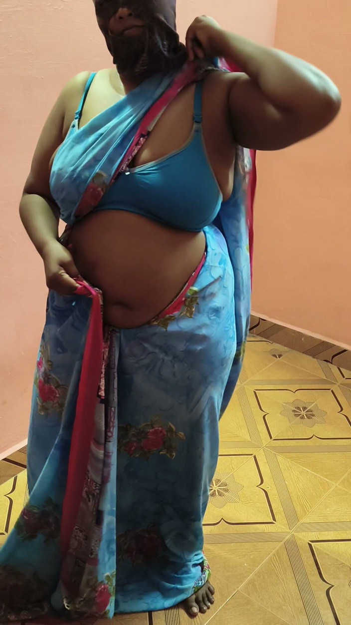 Angelcouples: Baculatá macecha Hot Saree se převléká