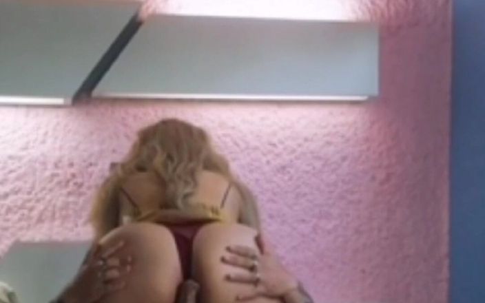 Barbietransxxxx: मैं इस लड़के के साथ सेक्स करना चाहती थी जो मेरे होटल के कमरे के बगल में हुआ और मैंने उस रात क्या किया