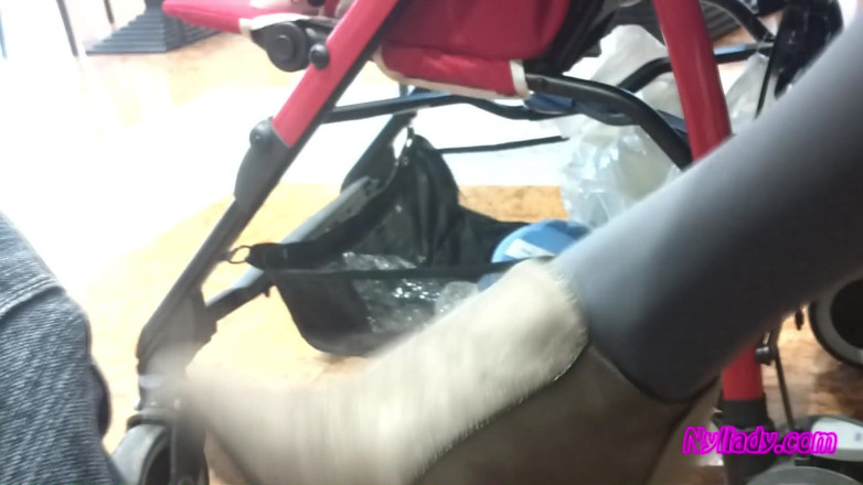 Nyllady: V baru hladím mého manžela s mými šedými mini botami