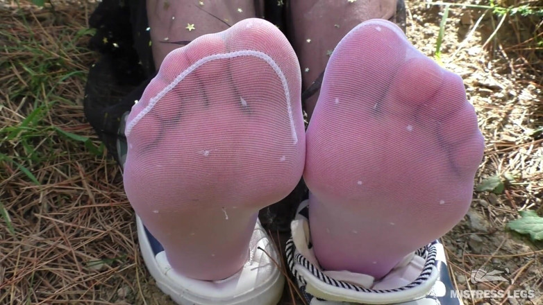 Mistress Legs: Süße sohlen und zehen wackeln in weißen Nylonsocken im wald