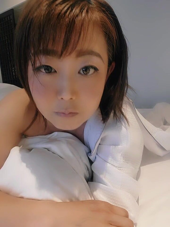 Mayumi Kanzaki: ベッドからのご挨拶