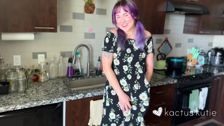 kactus kutie: Primeiro encontro em primeiro plano mijando na sua pia