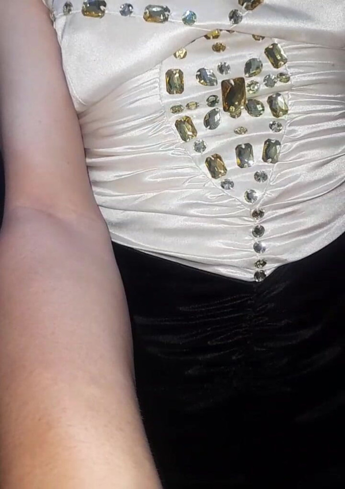 Naomisinka: साटन रेशमी गायक गाउन पहनकर हस्तमैथुन करना