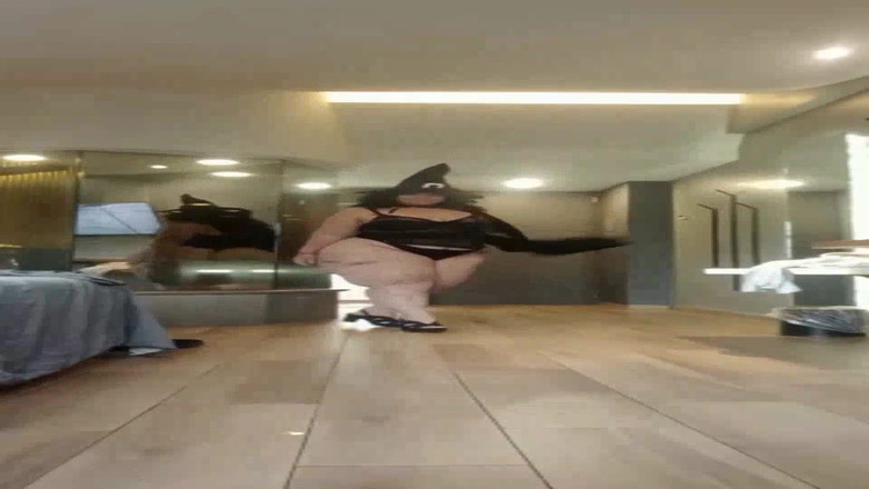 Sararosado delgado: Ik ben Sarita, de kleine heks pompt melk en laat...