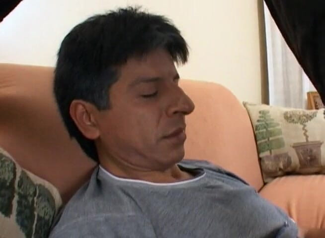Bareback TV: 若い男は成熟したコックを取ります