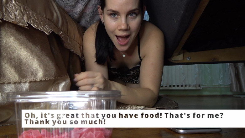 Anna Sky: アンナはソファの下で彼女のお尻を立ち往生させました