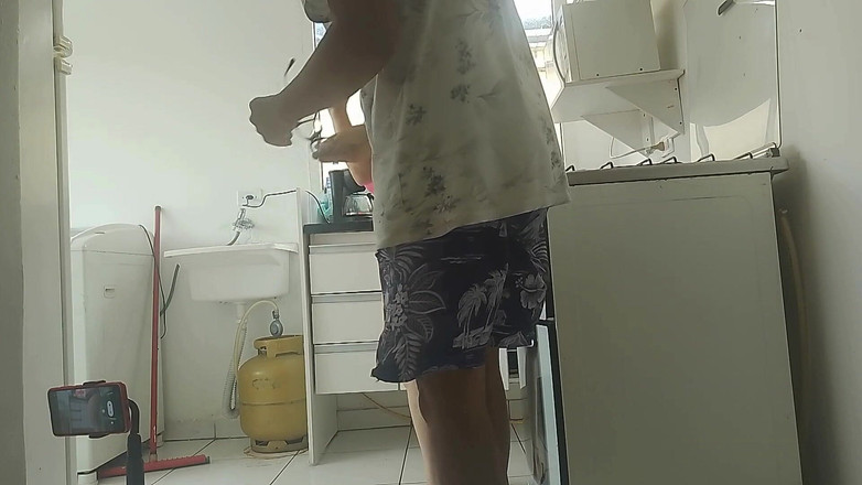 UtopianHumor507: Sie sabberte über den ganzen Schwanz des Jungen, sodass er bereit...