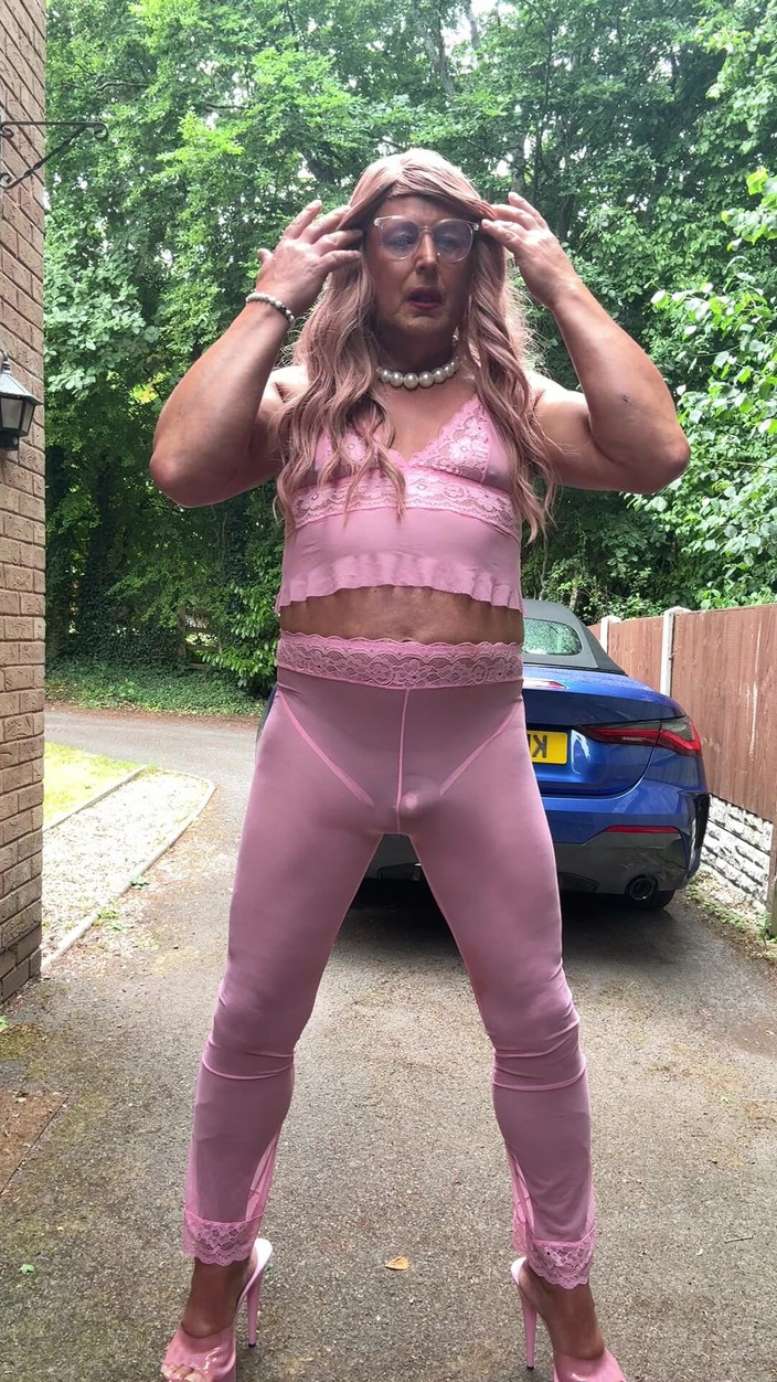 Kellycd2022: 핑크 의상과 힐을 신은 섹시한 크로스드레서 Kellycd2022