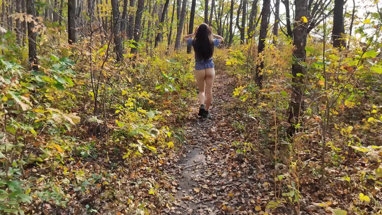 MissPopa: Mùa thu gợi cảm và cặp mông trần trụi của...