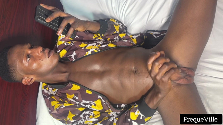 FrequeVille: Pria sange ini ngocok kontolnya di rumah