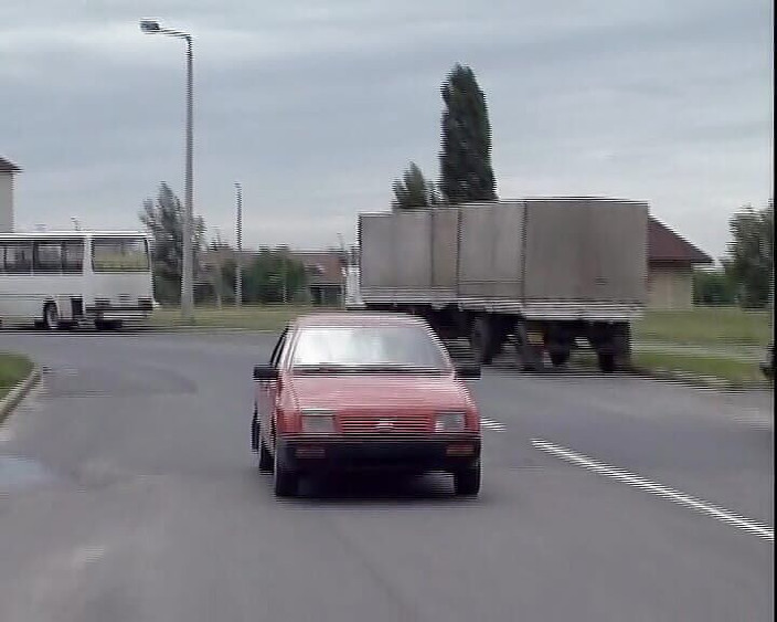 Deutsche Camgirls: O doamnă germană cu forme și excitată este futută de doi...