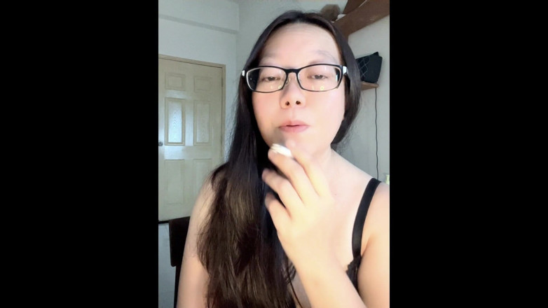 Smoking Asian: Darkside fumante asiática gooning chiando, tossindo, milf em topless convida...