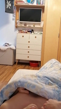継母は朝、セックスをするために継息子のところに来ました。