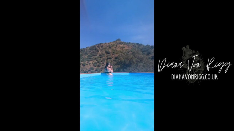 Diana Von Rigg: Taquinage à la piscine