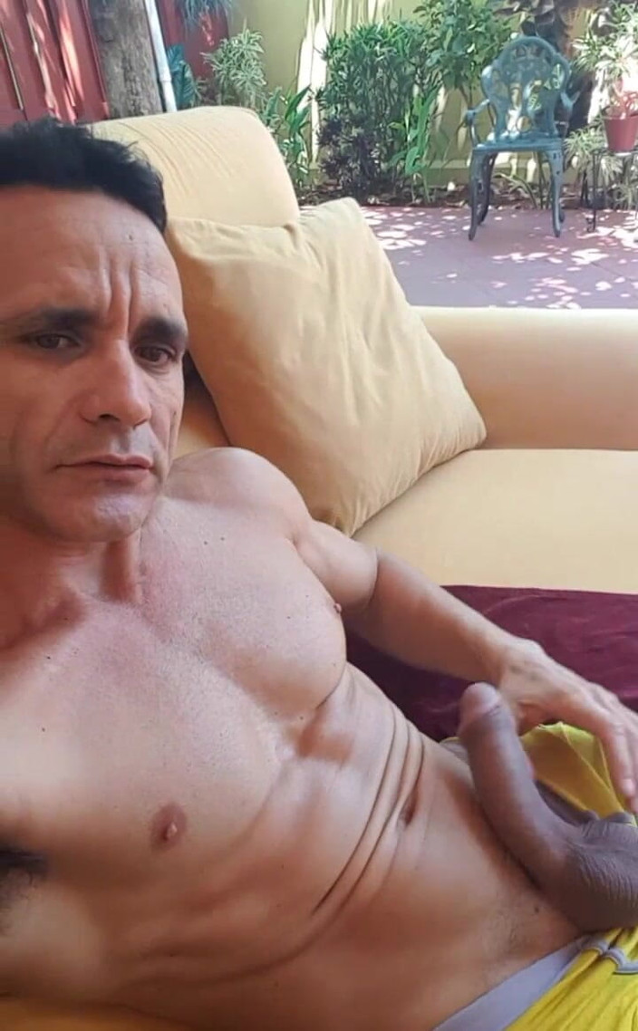 Eden Adonis: Vamos a divertirnos en el sofá, bb