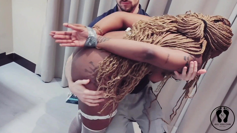 All You Can Fetish: Fessée et bondage avec du ruban adhésif, une soubrette noire...