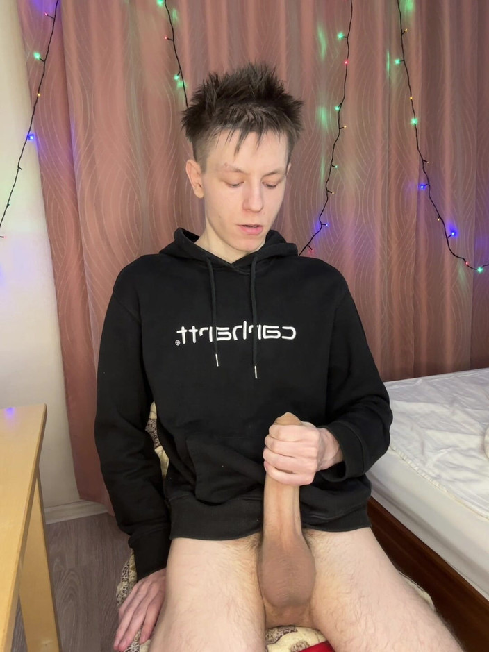 Morflot24: Twink tinguje prostatu během intenzivní sólové ruční pumpy