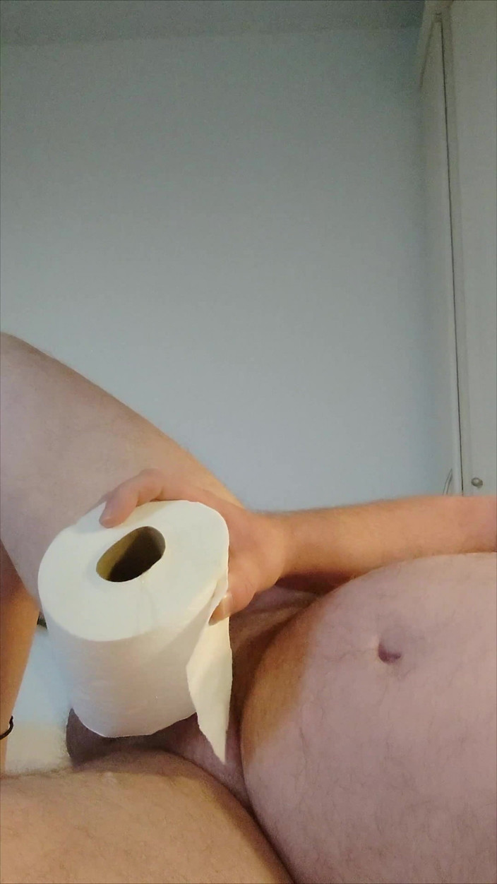 Carmen_Nylonjunge: Nylonjung Fode o Rolo de Papel Higiênico Excitado