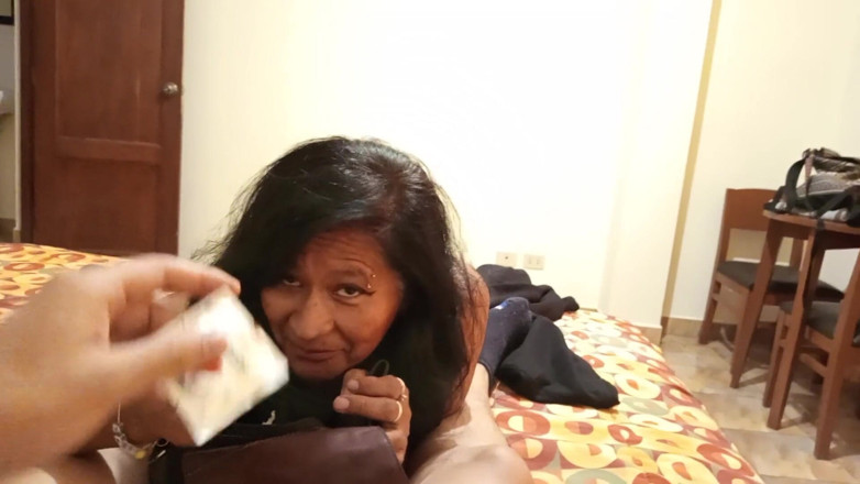 Moo DBOXXX: फिर से मेरी सास के साथ, जैसा कि वह मेरे लंड से प्यार करती है, वह कहती है कि उसका पति उसके घर पर है