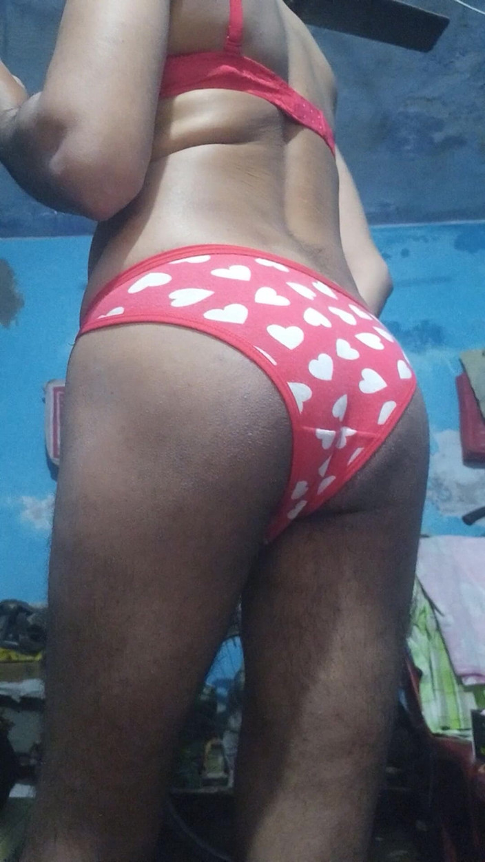 Lustyizlife: Młody indyjski Femboy ubrany w czerwony stanik i majtki swojej...