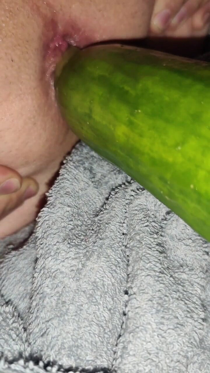 Wild Life PA: Minha esposa está fodendo minha bunda com um pepino enorme