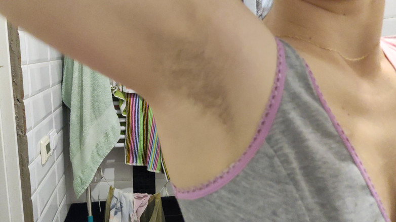 Risky Hairy Couple: बड़ी महिला की मांसपेशियों को फ्लेक्सिंग