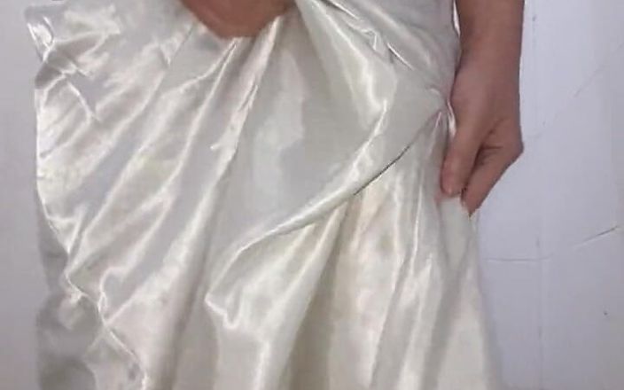 Naomisinka: Un travesti asiatique vêtu d'une longue robe de nuit soyeuse