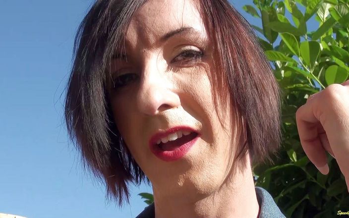 Grannies & Trannies: Lisa Heart ejaculează pentru tine după o zi ocupată