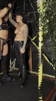 Hot Body Worship in Dungeon
