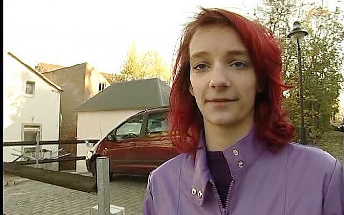Dirty Teeny: Zrzavá teenagerka s malými kozami úžasně kouří na castingu