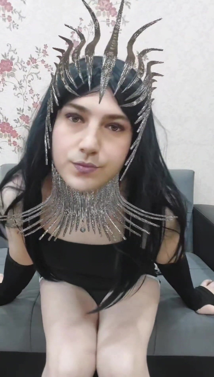 Kitty_Cross: Puteri Logam Sultry: Gaya Shimmering untuk Tetek Besar