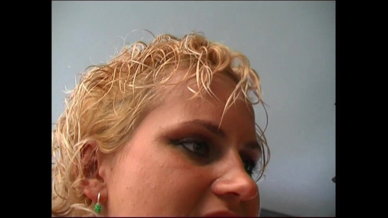 OLD Sinner: Dvě náctileté lesbičky si užívají lízání a hraní s robertkem