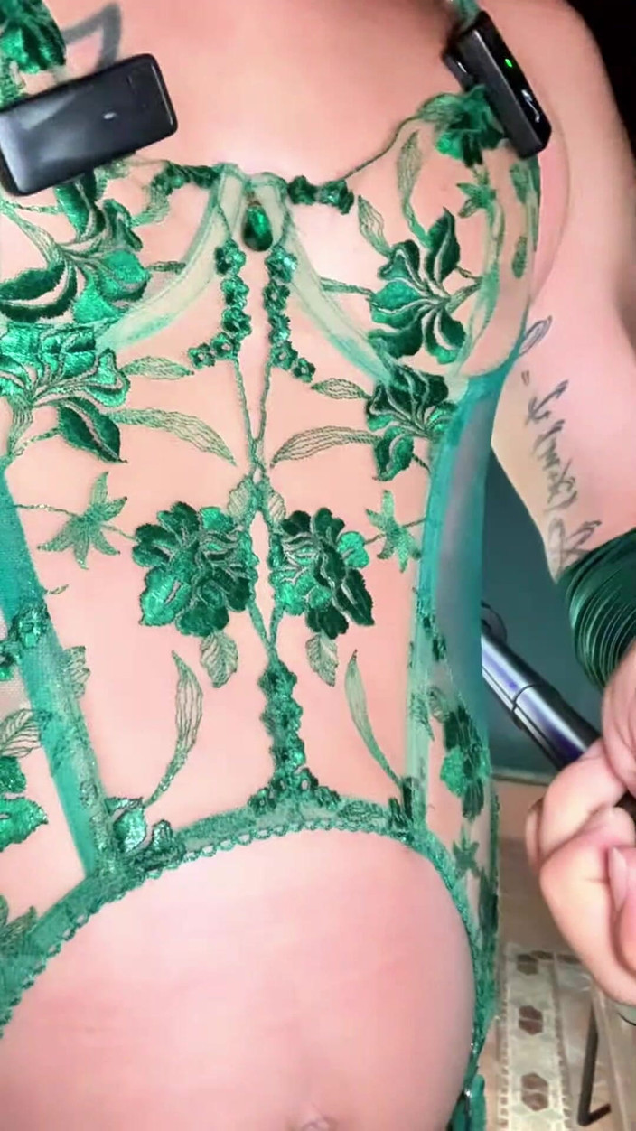 Benito414: TS shemale piękna zielona bielizna pończochy i dildo anal