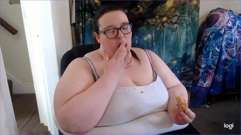 SSBBWLadyBrads: Boss sends office worker donuts