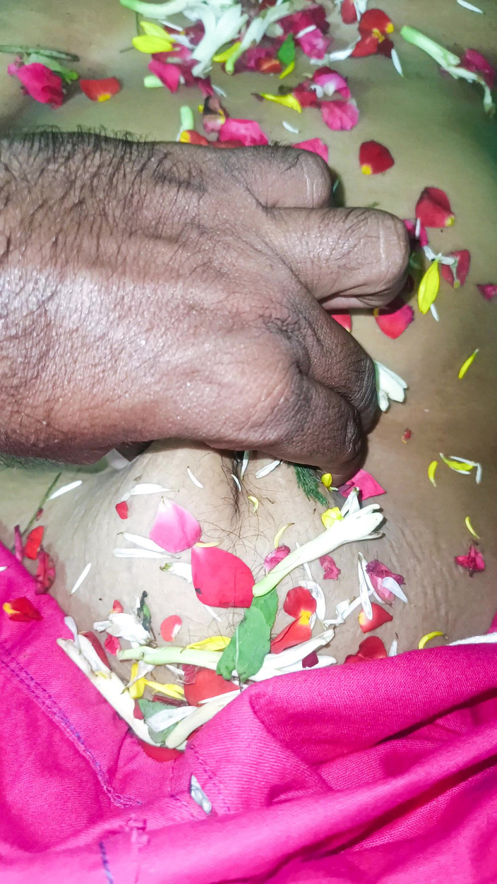 Inba: 花壇でロマンスを楽しむ夫婦