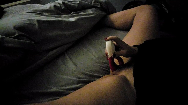 SexyHotwifeJenna: 热辣人妻在床上自慰被抓