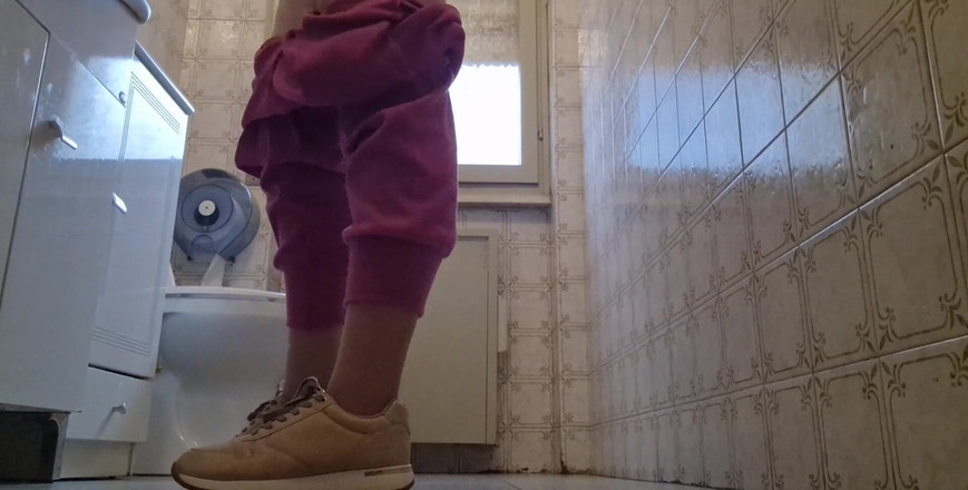 Nicoletta Embassi: Skutečné prdy v koupelně Fancy restaurace 4K