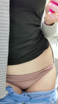 मैं बाथरूम में वाइब्रेटर पहनती हूं