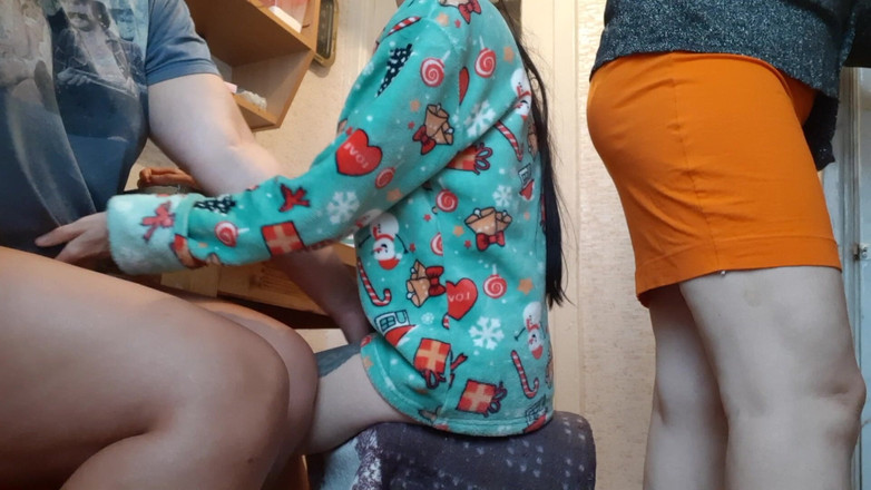 Lesbian-candys: 我的女朋友和我在厨房里互相自慰，而我们的管家正在准备早餐